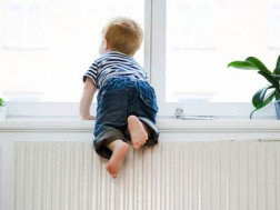 Рекомендации родителям по защите детей от падения из окна.